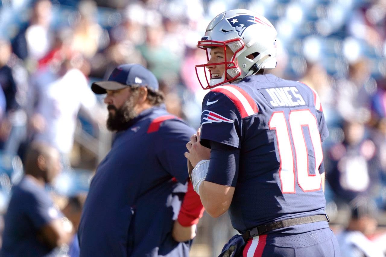 QB Mac Jones junto a Matt Patricia. (Foto: Getty Images)