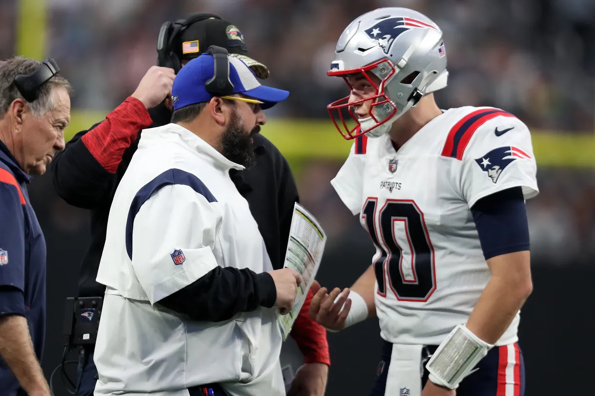 Mac Jones y Matt Patricia. (Foto: Getty Images)