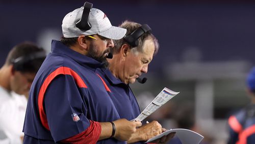 Matt Patricia junto a Bill Belichick. (Foto: Getty Images)