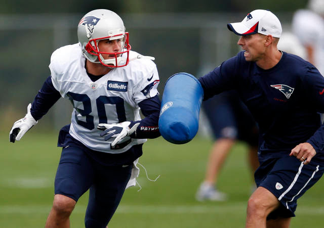 Coach Chad O’Shea cuando entrenaba WR en los Patriots. (Foto: AP)