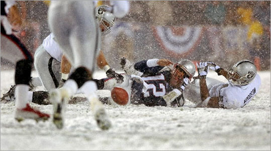 QB Tom Brady en la jugada “Tuck Rule”. (Foto: Getty Images)