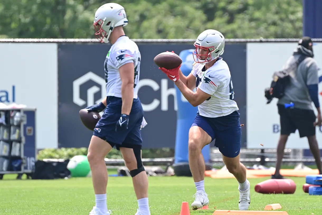 TE Mike Gesicki y TE Hunter Henry en entrenamiento. (Foto: USA Today)