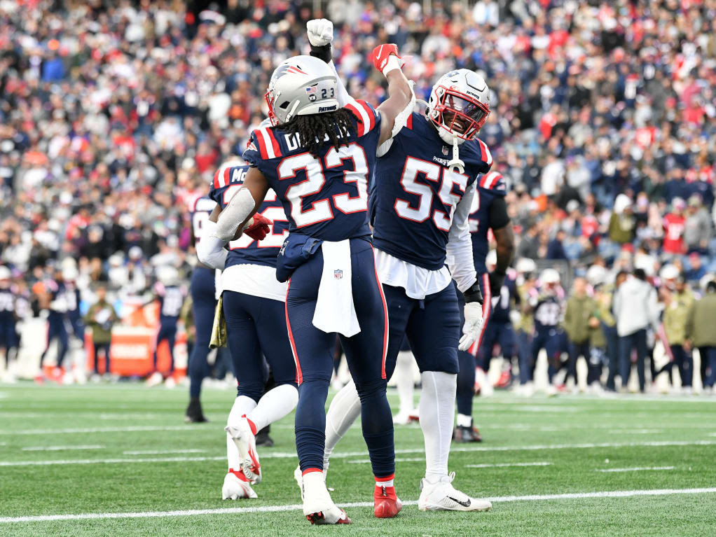 Josh Uche y Kyle Dugger. (Foto: Getty Images)