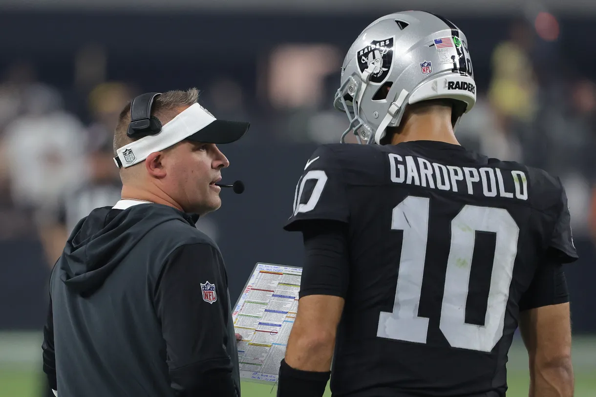 HC Josh McDaniels y QB Jimmy Garoppolo. (Foto: Getty Images)