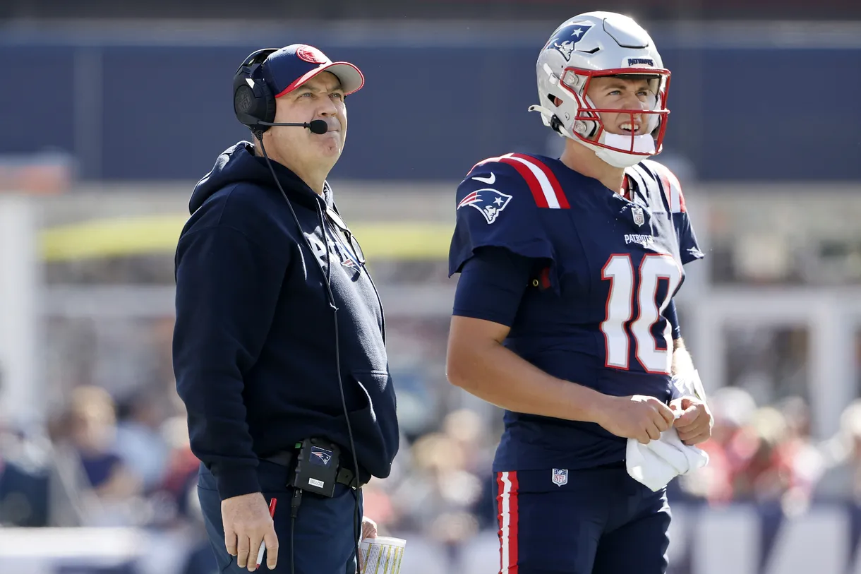 OC Bill O’Brien y QB Mac Jones. (Foto: Getty Images)