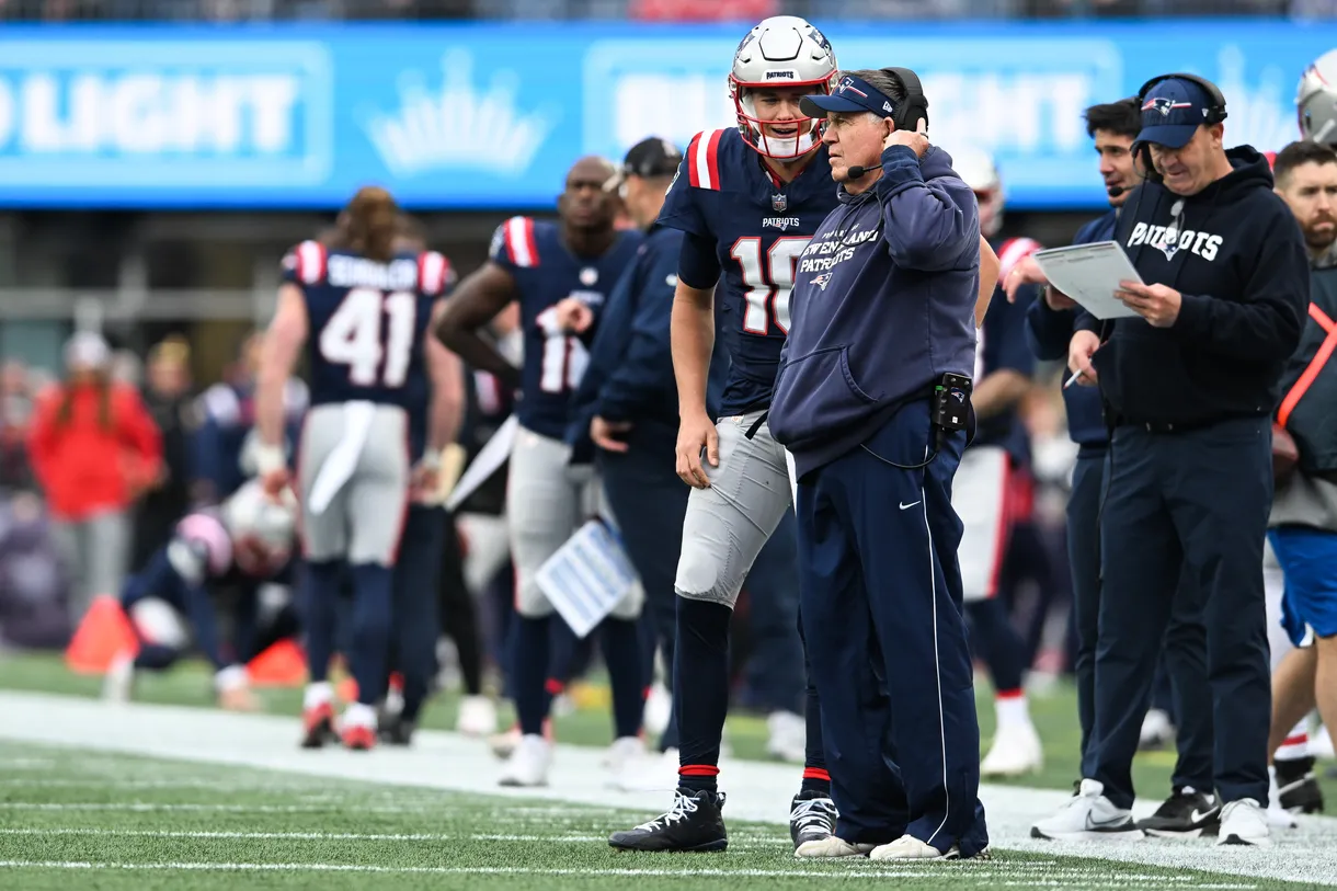 QB Mac Jones y HC Bill Belichick en la lateral de los Patriots. (Foto: Getty Images)