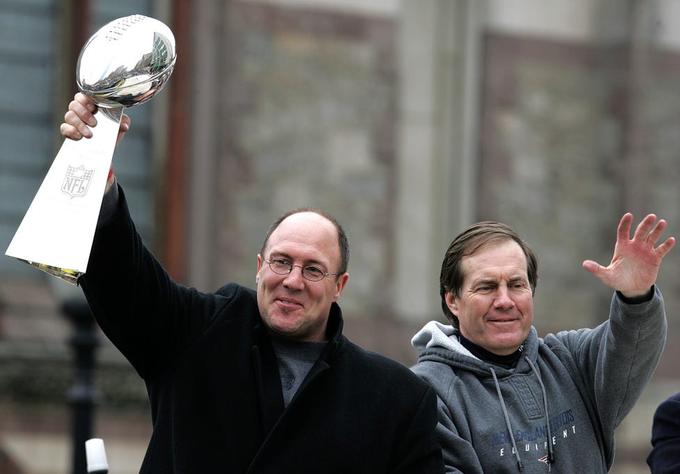 Scott Pioli (izquierda) y Bill Belichick (derecha) trabajaron juntos en el inicio de la dinastía. (Foto: The Patriots Ledger)