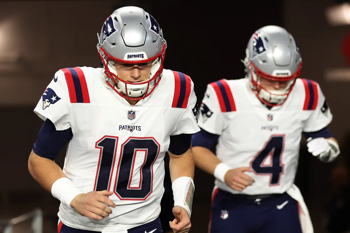 QB Mac Jones (izquierda), QB Bailey Zappe (derecha). (Foto: Getty Images)